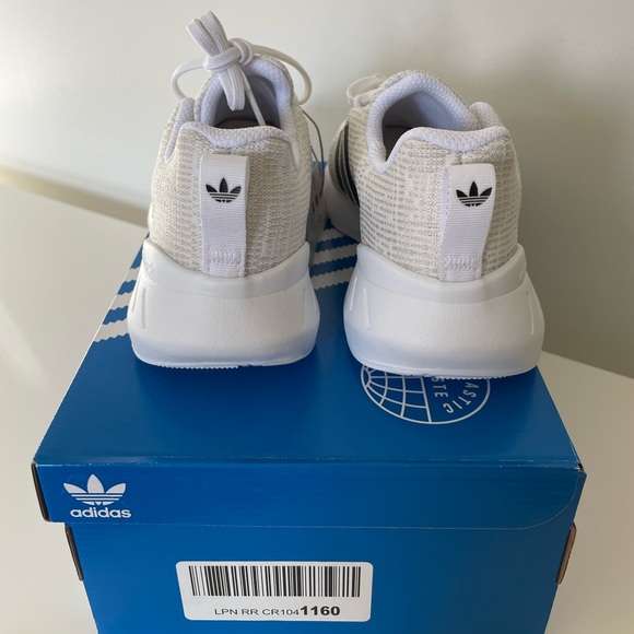 NIB Kids Adidas Originals Swift Run 22 Sneakers White Black Size 3 Little Kid - Picture 4 of 7